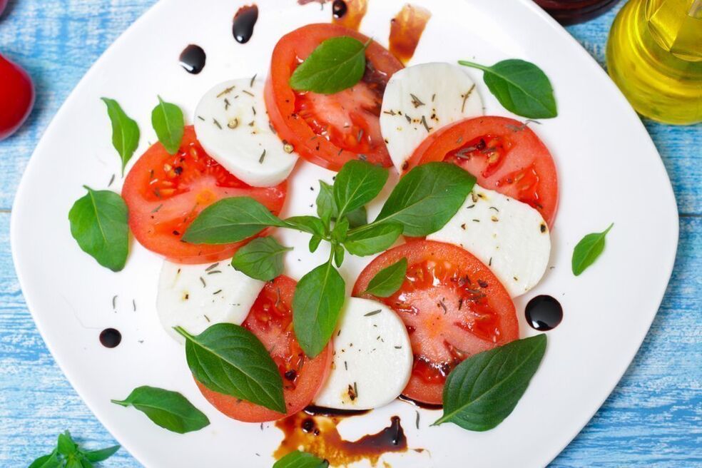 tomaten met kaas en kruiden voor het mediterrane dieet