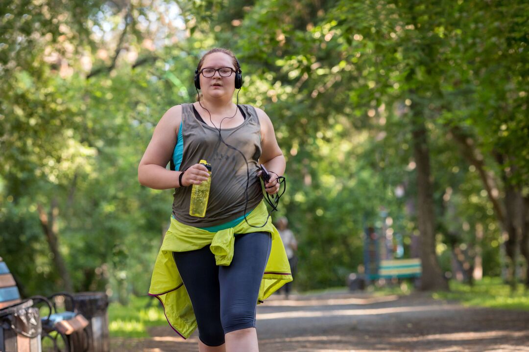 Meisje met overgewicht begon te joggen om af te vallen