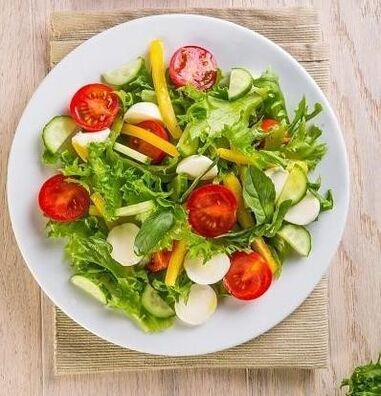 Een van de opties voor een boekweitdieet voor een maand is het gebruik van groentesalade
