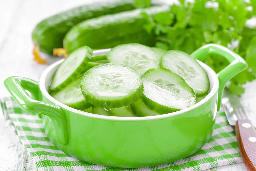Komkommers zijn een onmisbaar product bij gewichtsverlies en de basis van vetverbrandende cocktails. 