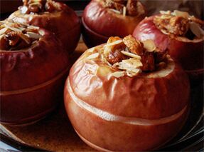 Appels gebakken met gedroogd fruit zijn een dessert op het dieetmenu na verwijdering van de galblaas