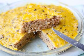 Een omelet met gestoomd vlees kan in het dieet worden opgenomen voor degenen die cholecystectomie hebben ondergaan. 