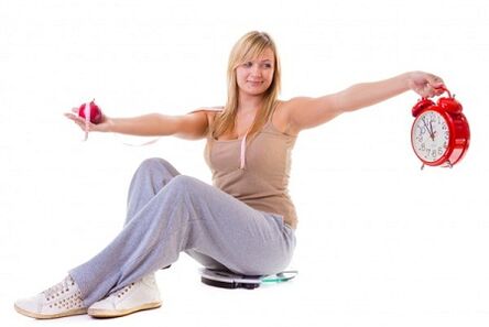 Een meisje dat wil afvallen, eet gezond en volgens een regime