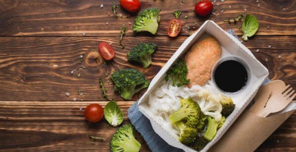 serieus eten voor de lunch met de juiste voeding