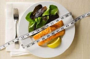Vis met salade voor gewichtsverlies op een eiwitdieet