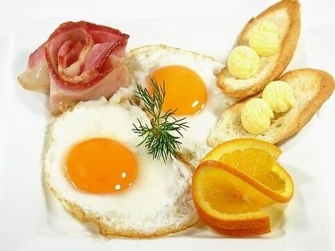 gebakken eieren met spek als verboden voedsel voor gastritis