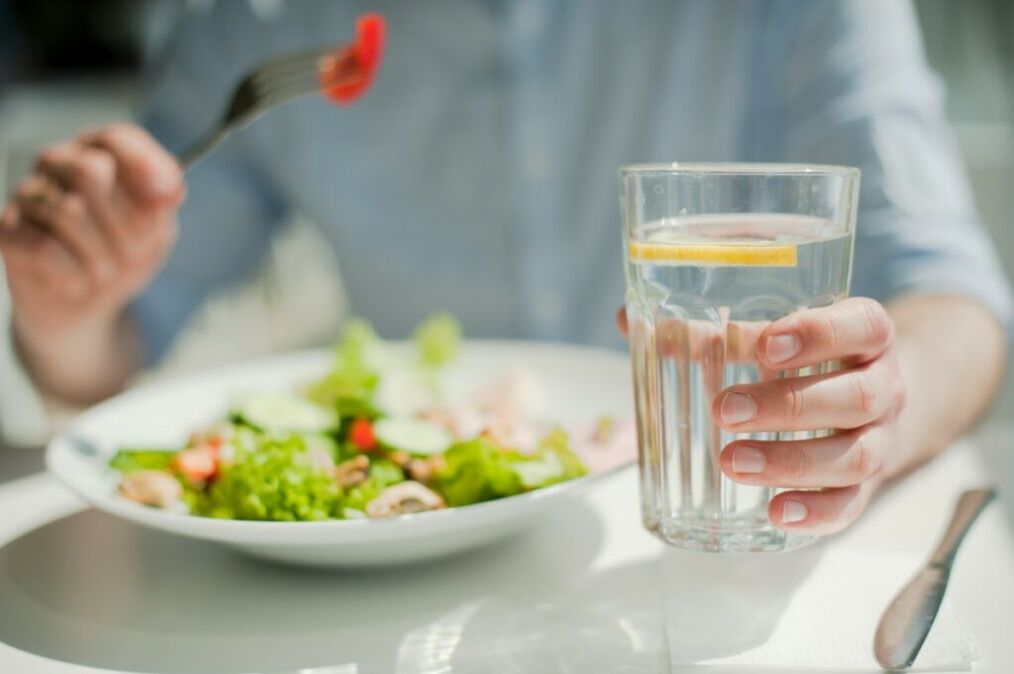 groene salade en water in het dieet voor luie mensen