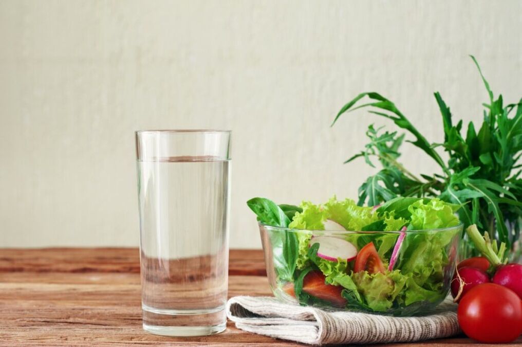 water voor de maaltijd is de essentie van het luie dieet